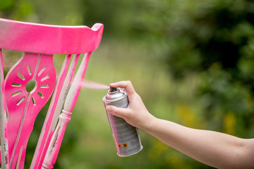 Obraz premium Spray paint an old chair pink