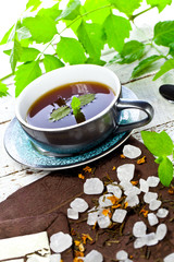 Minzen Tee tasse auf dem tisch