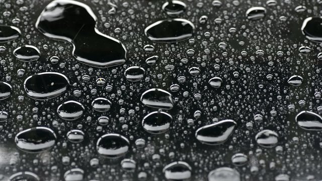 Regentropfen auf lackierter und versiegelter Oberfl&auml;che