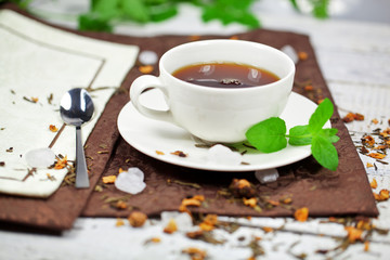 Tee tasse auf dem Tisch