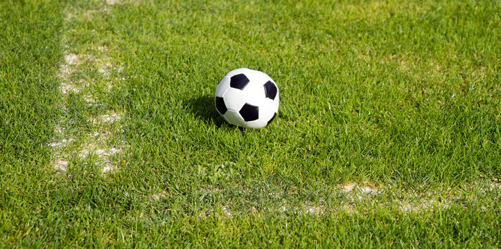 Fußball auf dem Rasen