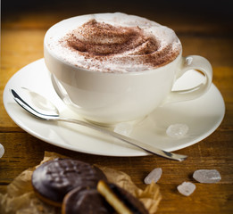 Kaffe tasse auf dem tisch