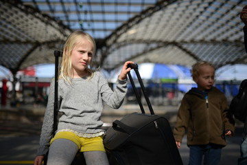 Familie verreist mit der Bahn