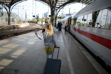 Familie verreist mit der Bahn