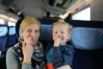 Familie verreist mit der Bahn