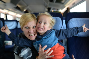 Familie verreist mit der Bahn