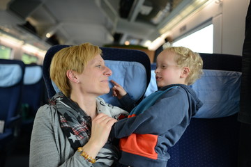 Familie verreist mit der Bahn