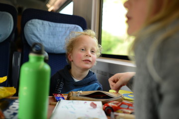 Familie verreist mit der Bahn