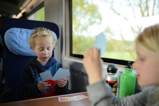 Familie verreist mit der Bahn