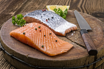 Lachs auf altem Schneidebrett