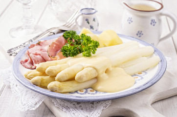 white asparagus with ham