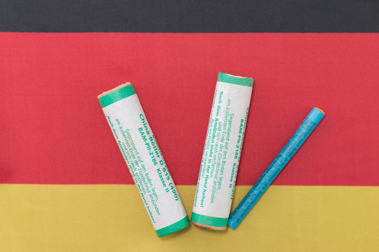 Feuerwerksk&ouml;rper auf Deutschlandfahne