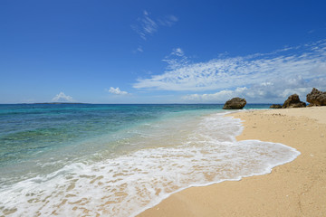 久高島の綺麗な海と夏空