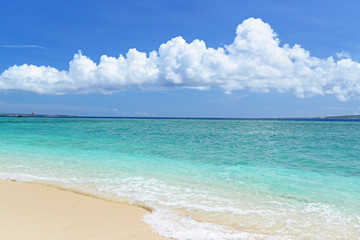 慶良間の美しいビーチと夏空