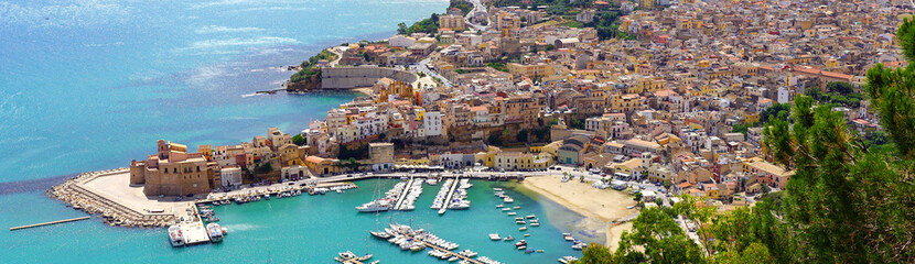 Vue aérienne de Castellammare del Golfo en Sicile