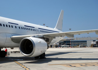 Avion de ligne stationné sur le tarmac d'un aéroport