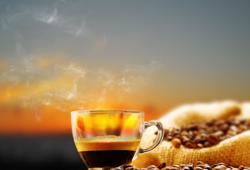 tazzina di caffe' fumante al tramonto