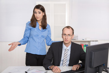 Mobbing am Arbeitsplatz: negatives Betriebsklima Männer Frauen