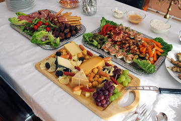 Gedeckter Tisch mit Antipasti