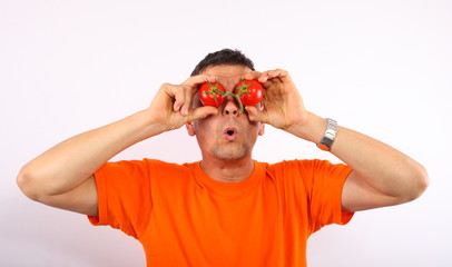 Mann hat Tomaten auf den Augen