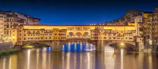 Fototapeta na wymiar Night panoramic view of Vecchio Bridge, Florence
