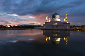 Obraz premium Kota Kinabalu city mosque at sunrise in Sabah, Malaysia
