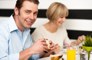 Obraz na płótnie Canvas Couple enjoying delicious breakfast