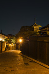 京都、夜の八坂道の町並み