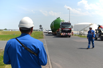 Schwerlasttransport in einer Raffinerie // Heavy transport