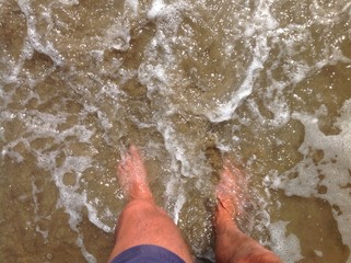 Al mare, con i piedi in acqua