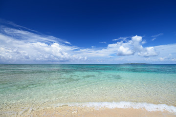 慶良間の美しいビーチと夏空