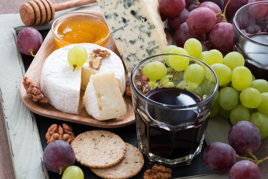 Assorted appetizers to wine - cheeses, fresh grapes, crackers