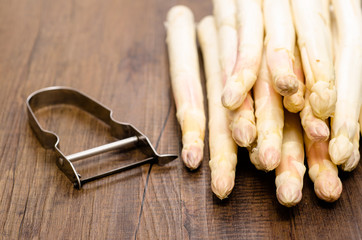 Weisser Spargel und Sparschäler