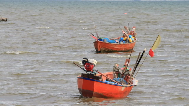 Small fishing boats Southeast Asians and parked by the sea