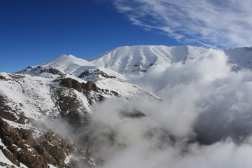 Fototapeta na wymiar randonnée dans les montagnes d'Iran