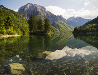 Lago de Predil,panorama górskiego jeziora w Alpach Włoskich - obrazy, fototapety, plakaty