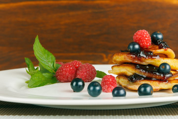pancakes and berries