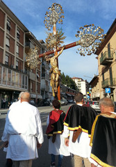 Obraz premium Processione religiosa con i tradizionali cristi processionali