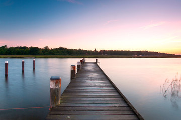 Holzsteg an der Küste