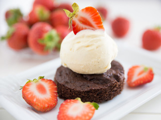 Schokoladenbrownie mit Vanilleeis und Erdbeeren