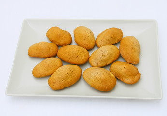 plat de madeleines au chocolat