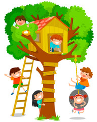 Obraz premium dzieci bawiące się w domku na drzewie