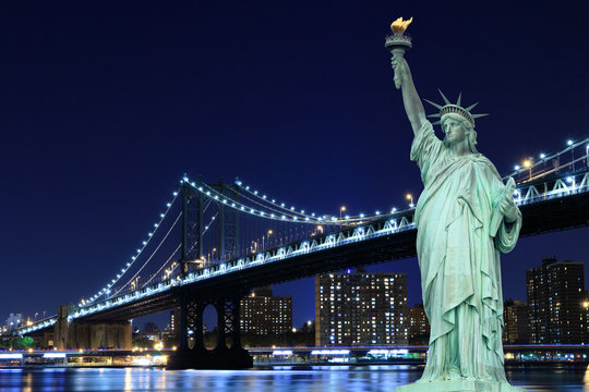 Fototapeta Manhattan Bridge and The Statue of Liberty at Night