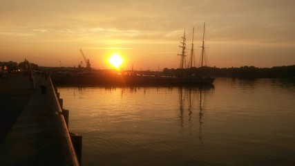 Sonnenuntergang im Stadthafen von Rostock