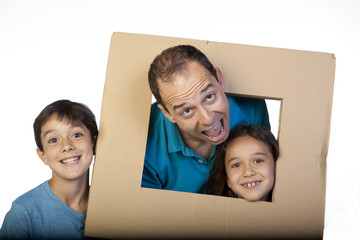 Hombre y niños usando cartón como marco