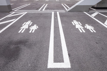 Parkplatz Mutter und Kind