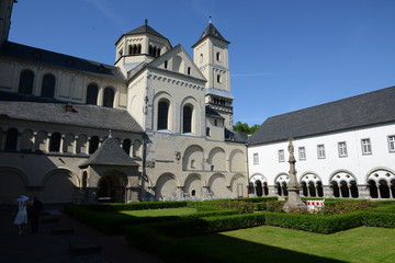 Fototapeta na wymiar Pfarrkirche St. Nikolaus und Abtei Brauweiler