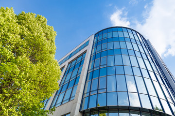 moderne Bürogebäude in Deutschland,  Büros und Bäume