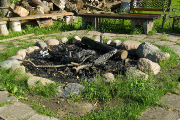 Obraz premium Summer in the open air, fireplace surrounded by stone .