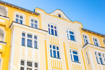Obraz premium Altbau in Deutschland, Berlin - gelbes Haus